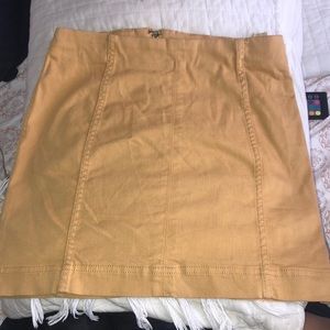 gold skirt, fits very well and look nice.